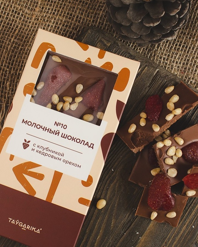 Шоколад молочный с клубникой и кедровым орехом | Taygarika